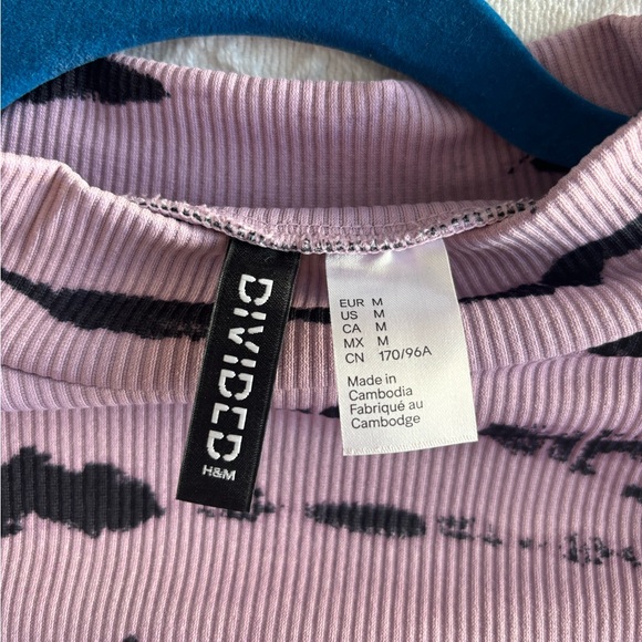 Cropped Lilac & Black Print Top with Thumb Holes - Picture 5 of 6